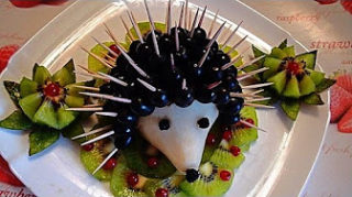 Ежик из груши и винограда. Украшения из фруктов. Decoration of fruits. Hedgehog of pears and grapes